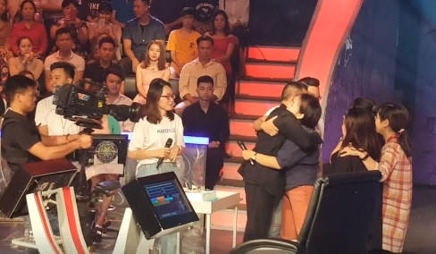 Nhà báo Lại Văn Sâm xúc động ôm đồng nghiệp.