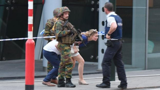 Các cảnh sát và binh sĩ sơ tán du khách ra khỏi hiện trường vụ tấn công ở Brussels tối qua. (Ảnh: AFP)