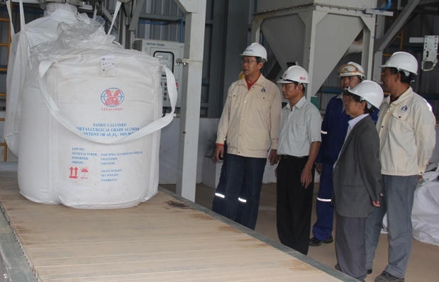 Ra lò sản phẩm Alumin đầu tiên tại Nhà máy Nhân Cơ. Ảnh: moit.gov.vn