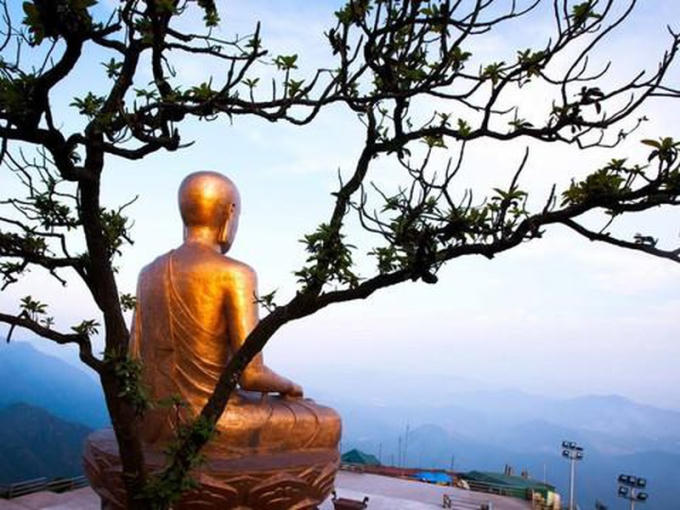 Tượng Phật hoàng Trần Nhân Tông trên non thiêng Yên Tử.