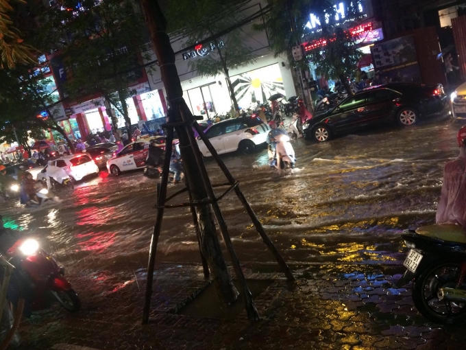 Nước ngập tràn lên vỉa hè trên phố Thài Hà. Ảnh: Thế Công