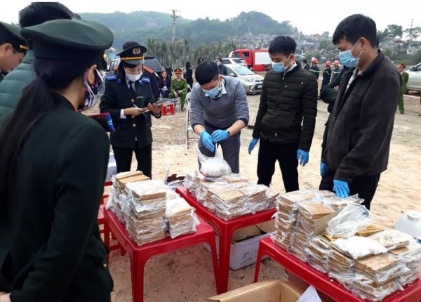 Lực lượng chức năng của tỉnh tiêu hủy 260 bánh heroin trong vụ án Suliyavong Sakhone.
