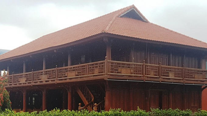 Căn nhà gỗ trong khuôn viên.