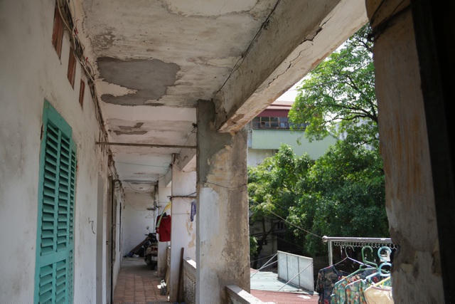 Khắp các khu nhà tập thể đều là cảnh vôi vữa chắp vá.