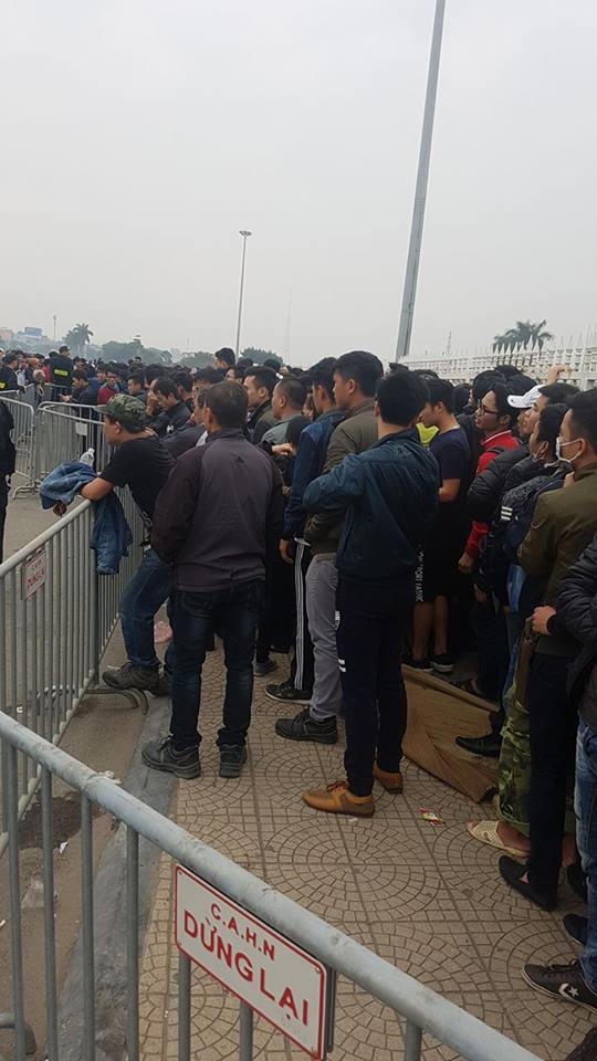 Nhiều cổ động viên xếp hàng từ đêm để chờ mua vé