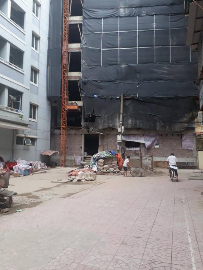 Công nhân tiếp tục hoàn thiện phia sau công trình.              Mặt trước công trình công nhân vẫn đang đưa vật liệu xây dựng vào tiếp tục thi công.