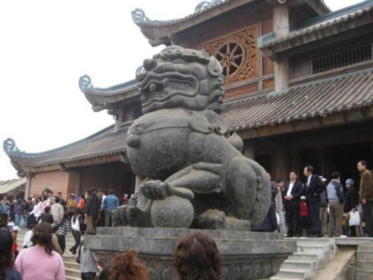 Hình ảnh con Nghê uy nghiêm đứng trước cửa miếu.