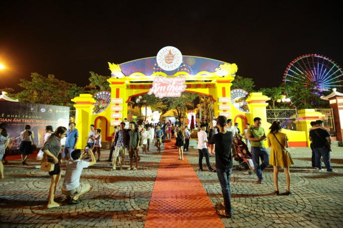 Ấn tượng với h&agrave;ng trăm m&oacute;n ăn tại Kh&ocirc;ng gian ẩm thực Ngũ h&agrave;nh