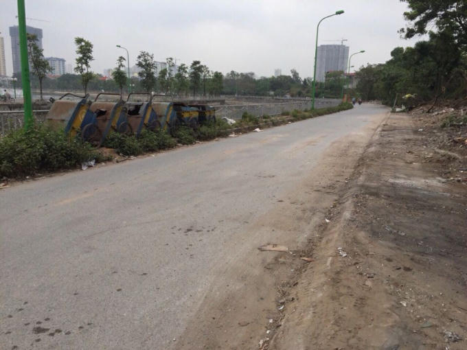 Sau khi ra quân xử lý, 400m đường dọc bờ sông Lừ đã dọn dẹp sạch sẽ.