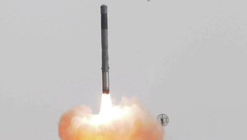 Tên lửa siêu thanh BrahMos rời bệ phóng. (Ảnh: RIA Novosti)