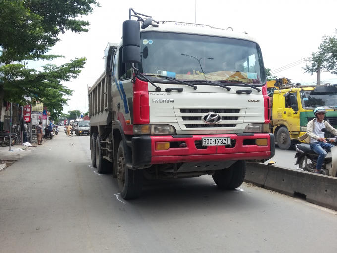 Chiếc xe ben chạy vào làn xe máy gây tai nạn.