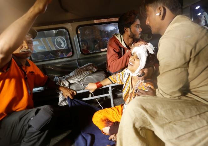 Được biết, ngôi đền Shah Noorani nằm ở tỉnh Baluchistan, cách thành phố cảng Karachi 100 km về phía bắc. Đây là tuyến đường giao thông và thương mại chính trị giá 46 tỉ USD giữa Pakistan và Trung Quốc. (Ảnh: Reuters)