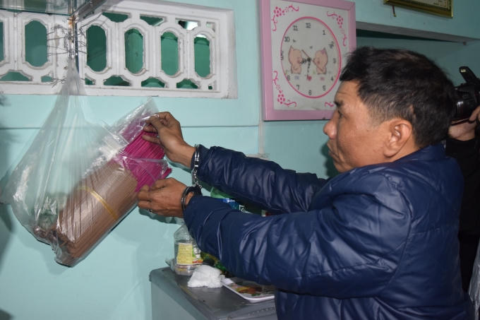 Cảnh bắt quả tang đối tượng tại nhà.