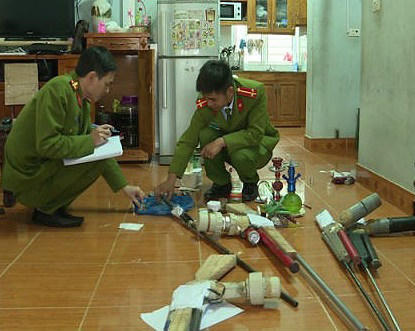 Lực lượng chức năng kiểm tra tang vật thu giữ.