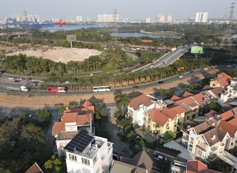 Theo ghi nhận, các phương tiện ô tô đã có thể đi theo lối rẽ nào vào thẳng đường cao tốc Pháp Vân – Cầu Giẽ. Tuy nhiên, các tài xế cần quan sát kỹ các biển báo giao thông, cũng như tín hiệu đèn. Hiện tại, các công nhân đang tích cực thi công các hạng mục còn lại của dự án. Trong ảnh: Tuyến đường thông từ Ngọc Hồi vào cao tốc Pháp Vân – Cầu Giẽ nhìn từ trên cao.