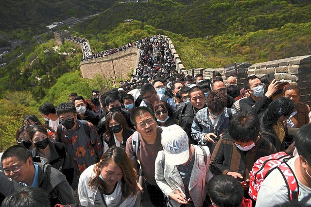 Du khách đổ đến Vạn Lý Trường Thành trong kỳ nghỉ kéo dài 5 ngày ở Trung Quốc.