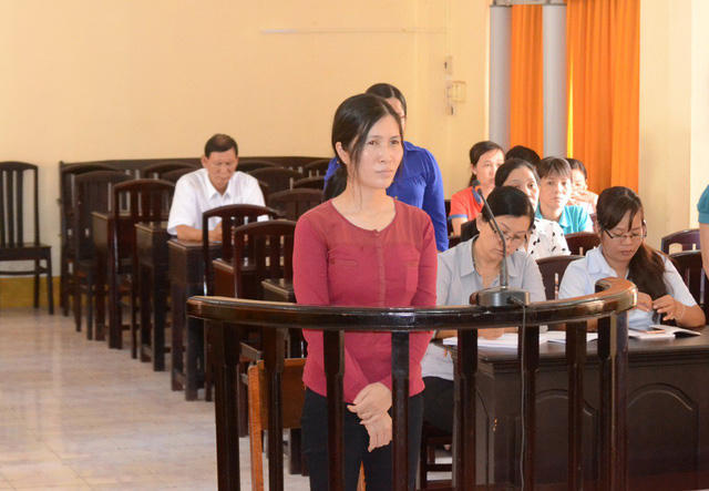 Do bị cáo Mạc Diệu Lan thành khẩn khai báo nên HĐXX tuyên phạt bị cáo Lan 4 năm tù. (Ảnh: báo Dân trí)