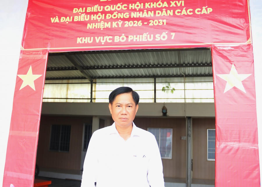Ông Đỗ Văn Sử – Phó Bí thư Đảng ủy, Chủ tịch UBND xã Sông Đốc, thông tin về KT - XH của địa phương.