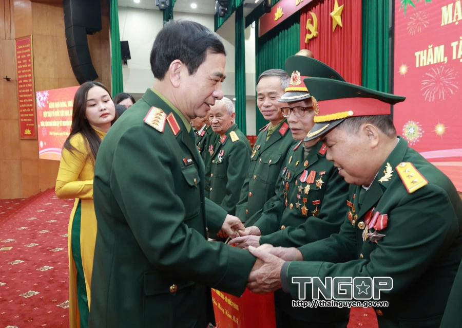 Đại tướng Phan Văn Giang trao quà cho người có công.