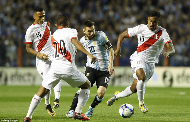 Lionel Messi đang gánh quá nhiều trách nhiệm ở đội tuyển Argentina. Ảnh: Getty Images