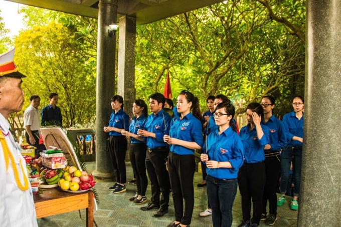 Dâng hương tại nghĩa trang liệt sỹ xã Thạch Bình