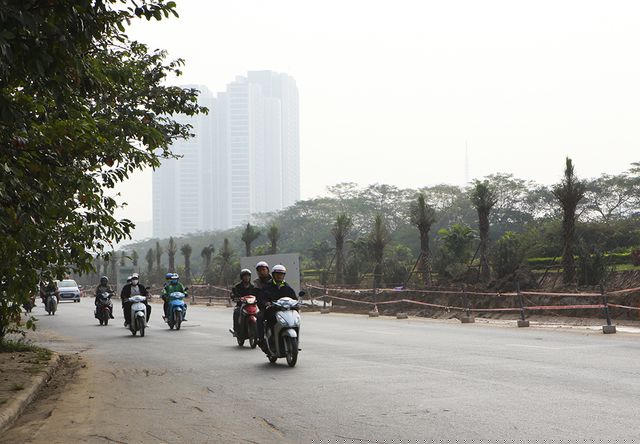 Trước đó, Sở Giao thông Vận tải Hà Nội đã phê duyệt đầu tư xây dựng công trình cải tạo, sửa chữa mặt đường một số đoạn tuyến thuộc đường gom Đại lộ Thăng Long. Tổng kinh phí thực hiện khoảng 22 tỷ đồng. Thời gian thực hiện ngay trong năm 2019 và 2020.