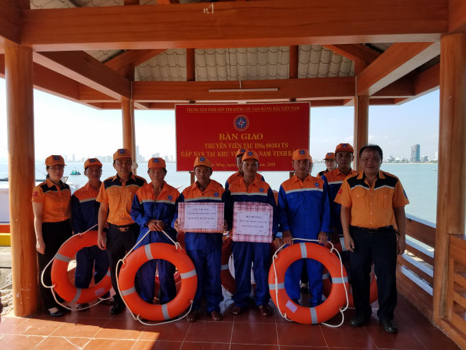 8 thuyền viên tàu cá gặp nạn được đưa về bờ an toàn.