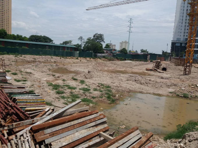 Mặt đất bị xới tung lên tạo thành các vũng nước lớn.