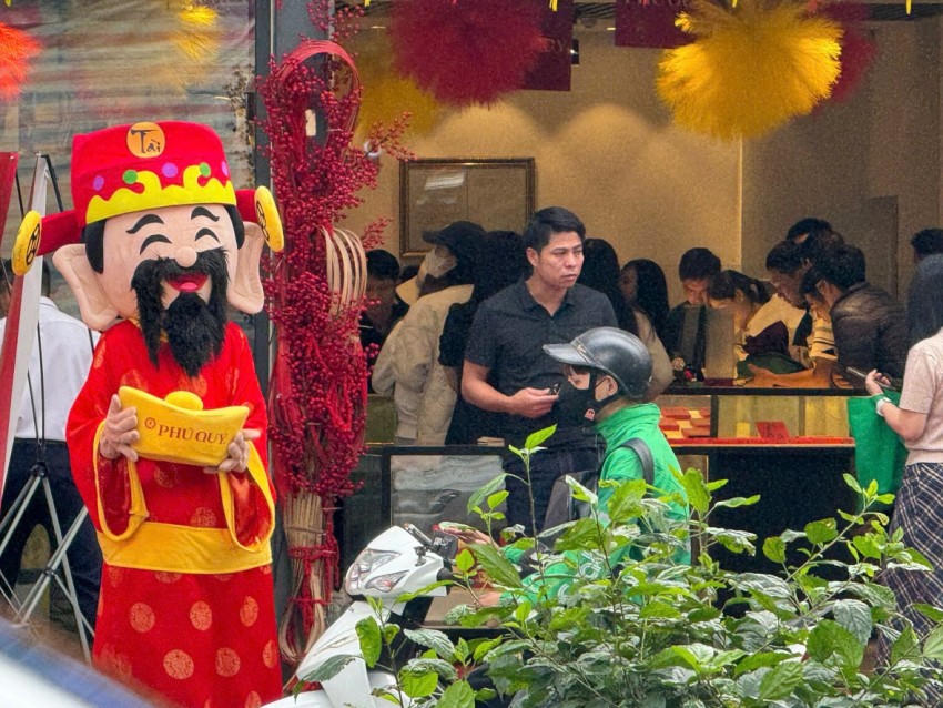 Đến 15h chiều, một số cửa hàng trên đường Cầu Giấy vẫn kín người đến mua.