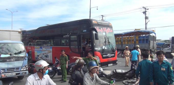 Lực lượng chức năng có mặt xử lý vụ tai nạn.
