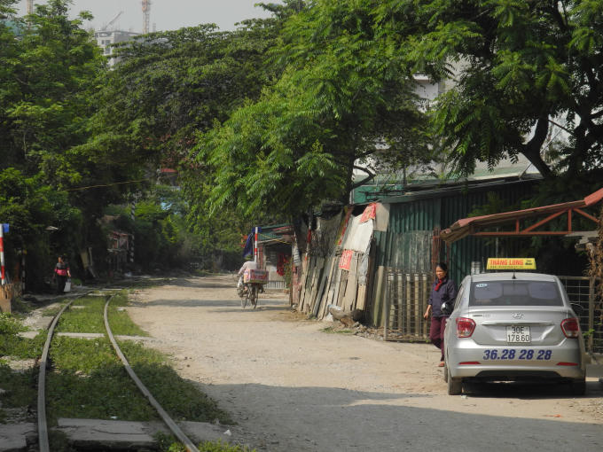 Vẫn còn rất nhiều công trình tạm tại khu vực này.
