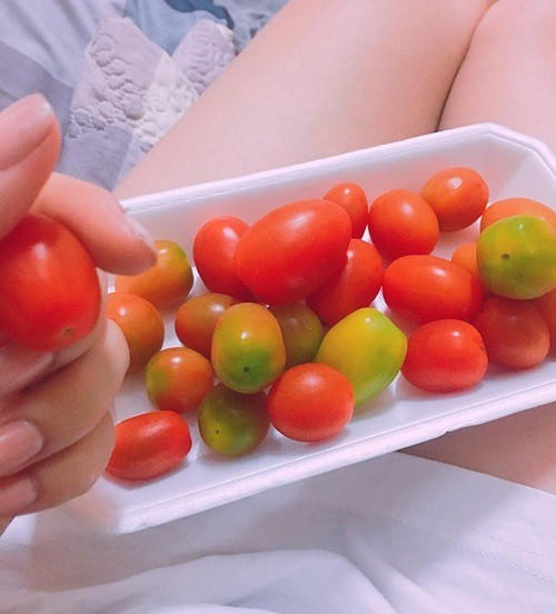 "Sáng ngủ dậy, tôi sẽ uống khoảng 350 ml nước chanh muối và không ăn gì. 30 phút sau, tôi sẽ uống 1 cốc nước suối nhỏ rồi đợi 15 phút mới ăn sáng. Các bạn hãy nhớ là phải ăn sáng, không những không được nhịn mà còn phải ăn thật no. Sau khi ăn sáng xong, đợi khoảng 30 phút nữa ăn hoa quả tráng miệng để cơ thể có thể hấp thu hết chất dinh dưỡng" - Hòa Minzy chia sẻ.