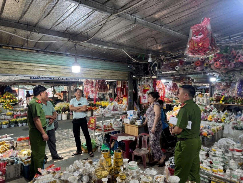 Khu vực bán nhiều đồ, nhất là có đồ vàng mã được tuyên truyền công tác PCCC.