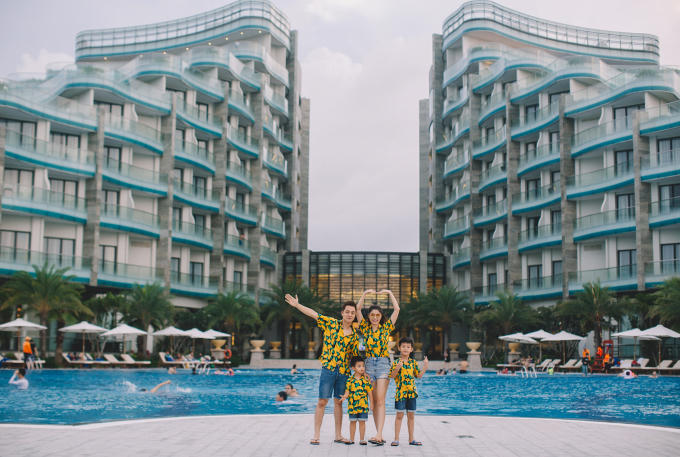 Đến Hội An nhiều lần, đã quá quen thuộc với từng con phố, hàng quán nên lần này trở lại Quảng Nam, Đăng Khôi lựa chọn Vinpearl Resort &amp; Golf Nam Hội An làm điểm dừng chân mới. Cả gia đình nam ca sĩ đã có khoảng thời gian hạnh phúc bên nhau, cùng tham quan, trải nghiệm “khám phá” và “tận hưởng” thú vị trong 3 ngày 2 đêm tại đây.