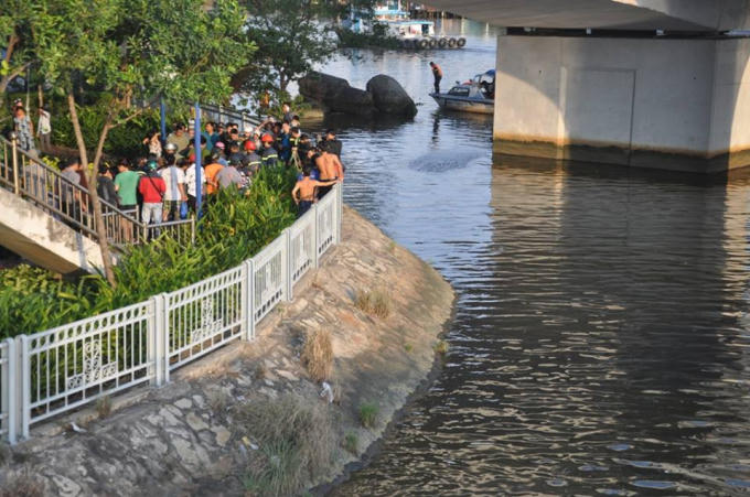 Thi thể nạn nh&acirc;n được đưa l&ecirc;n bờ.