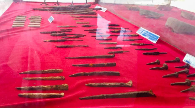 Các đinh sắt có niên đại hàng trăm năm đã rỉ sét.( Ảnh: Đình Ban)