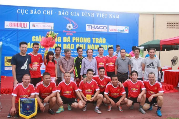 Các đội bóng chụp ảnh lưu niệm.