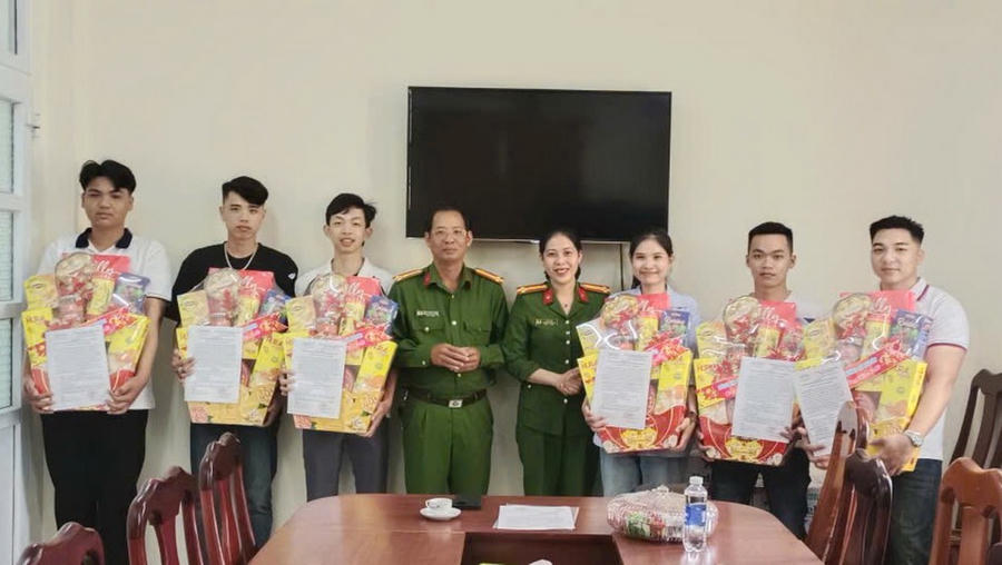 Công an phường An Xuyên trao Quyết định gọi công dân nhập ngũ cho các thanh niên trúng tuyển nghĩa vụ quân sự tham gia Công an nhân dân năm 2026, trong đó có em Nguyễn Nhã Linh (người thứ ba từ phải sang).
