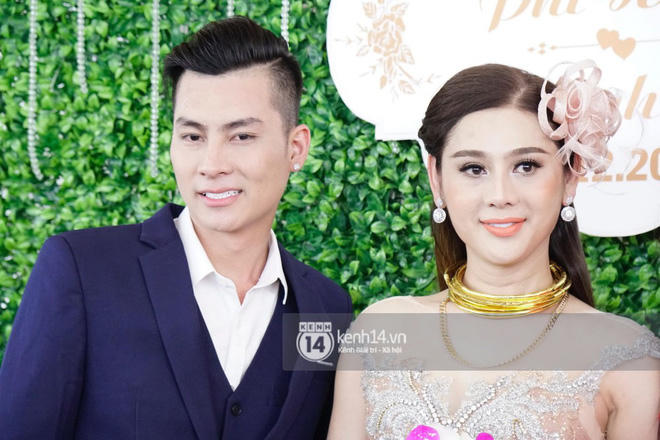 Lâm Khánh Chi hôn đắm đuối chú rể, thay váy đỏ nổi bần bật như công chúa trong lễ cưới