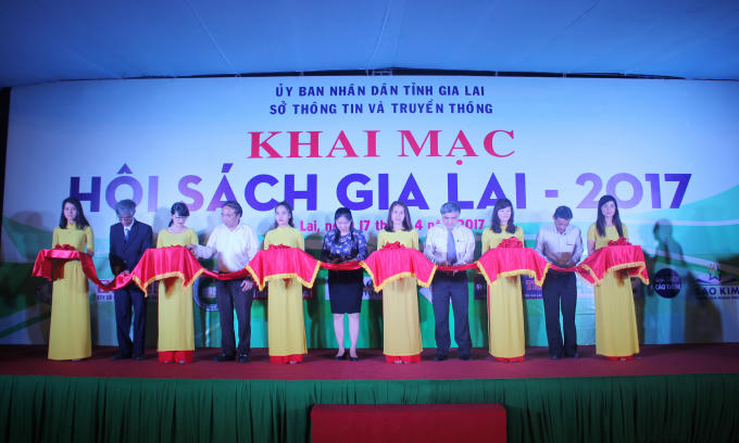 Cắt băng khai mạc Hội sách Gia Lai 2017.
