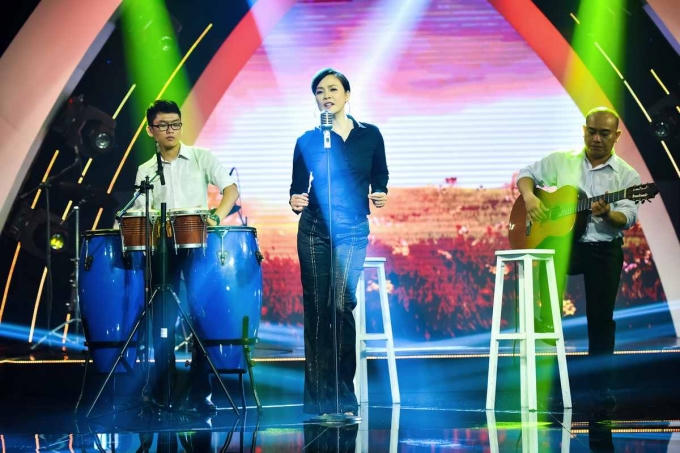 Elvis Phương hát tưởng nhớ những người bạn cũ trong ban nhạc Phượng Hoàng lừng lẫy một thời