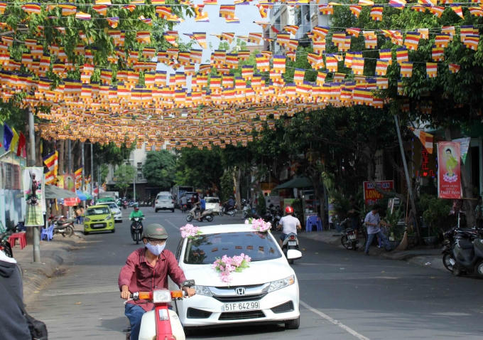 Ch&ugrave;m ảnh kh&ocirc;ng kh&iacute; Phật đản về tr&ecirc;n d&ograve;ng k&ecirc;nh Nhi&ecirc;u Lộc