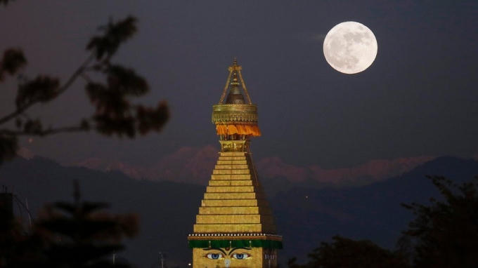 Siêu trăng đi qua ngọn tháp Boudhanath ở Kathmandu, Nepal. (Ảnh: EPA)