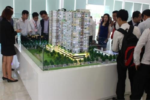 Môi giới đang giới thiệu dự án.