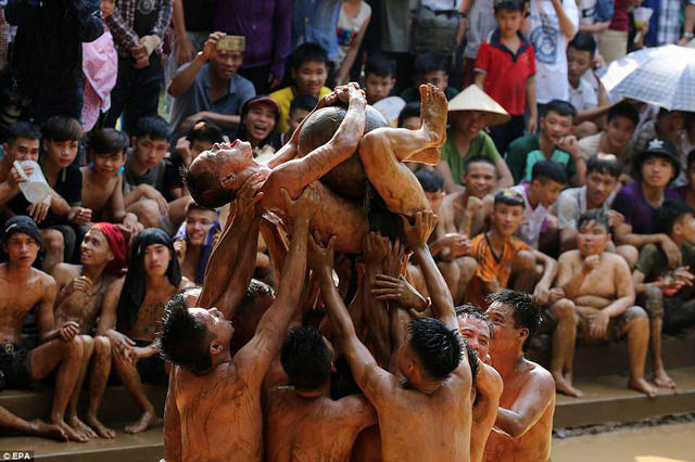 Đội thắng cuộc mừng chiến thắng trên sân cầu, sân này nằm ngay phía trước một ngôi đền của làng.