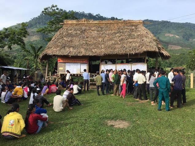 Người dân vùng cao huyện Phước Sơn (Quảng Nam) đi bỏ phiếu.