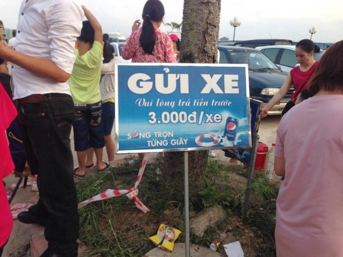 Giá các dịch vụ, trong đó giá dịch vụ gửi xe được niêm yết rõ ràng trước cửa vào.