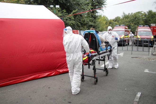 Nhân viên y tế chuyển bệnh nhân Covid-19 tới bệnh viện Đại học Bucharest, Romania (Ảnh: Reuters).
