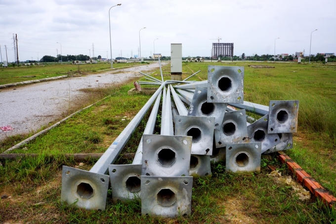 Thế nhưng, từ đó đến nay, dự án vẫn tiếp tục chậm trễ, chưa có bất cứ một nền móng, hạng mục nào được triển khai. Vật liệu xây dựng, cột đèn để nhếch nhác trên nền đất.