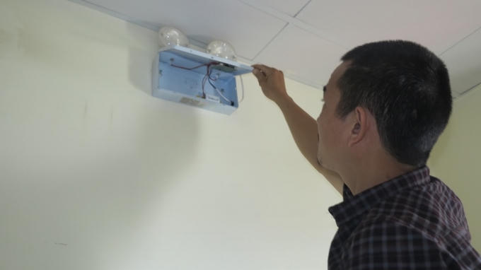 Đèn chiếu sáng sự cố không phát sáng.